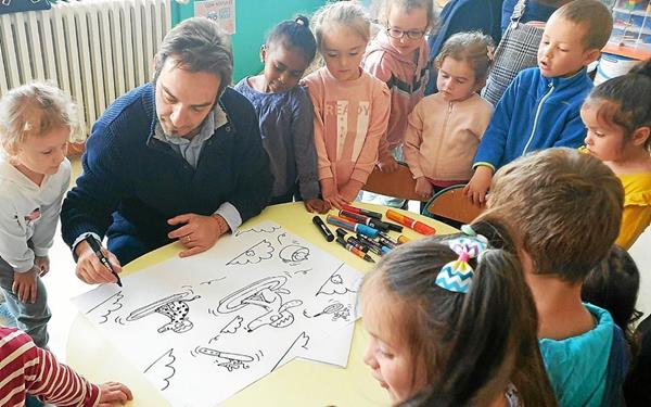 Séance de dédicaces de l'illustrateur Sébastien Chebret