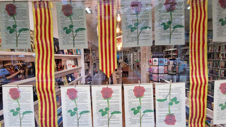 Dia del llibre - Signatures a la parada de davant de la llibreria  - 