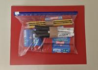 SAC DE CONGELATION AVEC 6 GROS BÂTONS DE COLLE - BARRAS DE PEGAMENTO+6 CRAYONS À PAPIER - LÁPICES+6 FEUTRES NOIRS POUR L’ARDOISE - ROTULADORES NEGROS | SACCONGEL