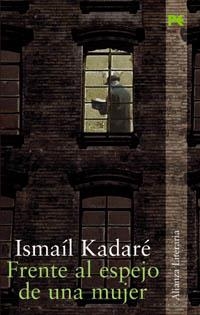 FRENTE AL ESPEJO DE UNA MUJER | 9788420640532 | KADARÉ, ISMAÍL