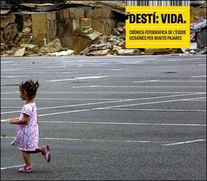 DESTÍ: VIDA. CRÒNICA FOTOGRÀFICA DE L'ÈXODE UCRAÏNÈS PER BENITO PAJARES | 9788491335429 | VARIOS AUTORES