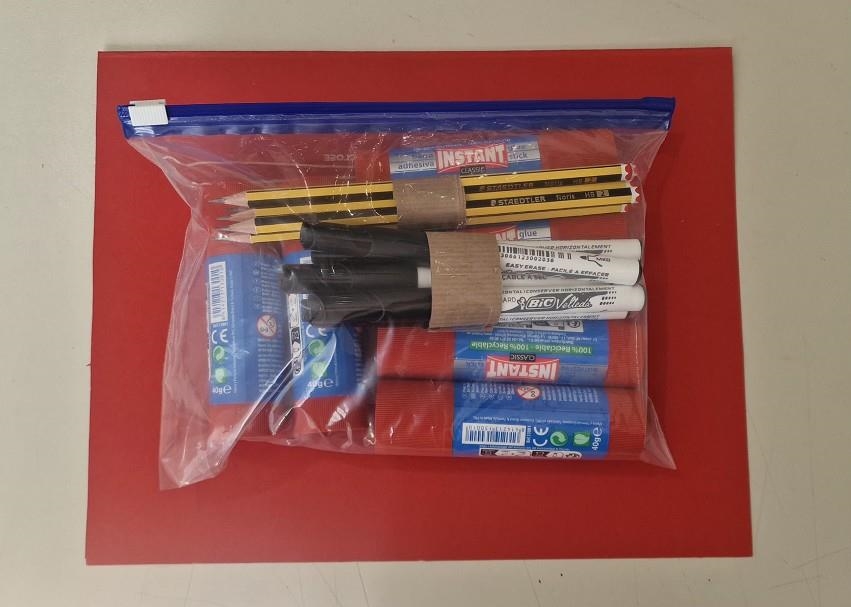 SAC DE CONGELATION AVEC 6 GROS BÂTONS DE COLLE - BARRAS DE PEGAMENTO+6 CRAYONS À PAPIER - LÁPICES+6 FEUTRES NOIRS POUR L’ARDOISE - ROTULADORES NEGROS | SACCONGEL