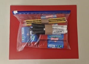 SAC DE CONGELATION AVEC 6 GROS BÂTONS DE COLLE - BARRAS DE PEGAMENTO+6 CRAYONS À PAPIER - LÁPICES+6 FEUTRES NOIRS POUR L’ARDOISE - ROTULADORES NEGROS | SACCONGEL
